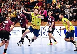 Zabala se dispone a lanzar desde seis metros ante el Fusche Berlin