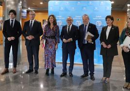 El consejero de Economía, Pedro Azpiazu, junto a los tres diputados forales, la consejera de Gobernanza Pública, Olatz Garamendi, la viceconsejera de Hacienda, Itziar Agirre, y Ángela Eguia, de Eudel