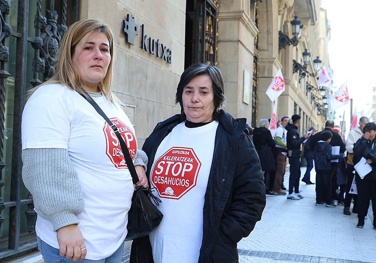 Sandra Bon y Mari Mar Fernández, antes de la concentración celebrada este miércoles delante de Kutxabank en Donostia.