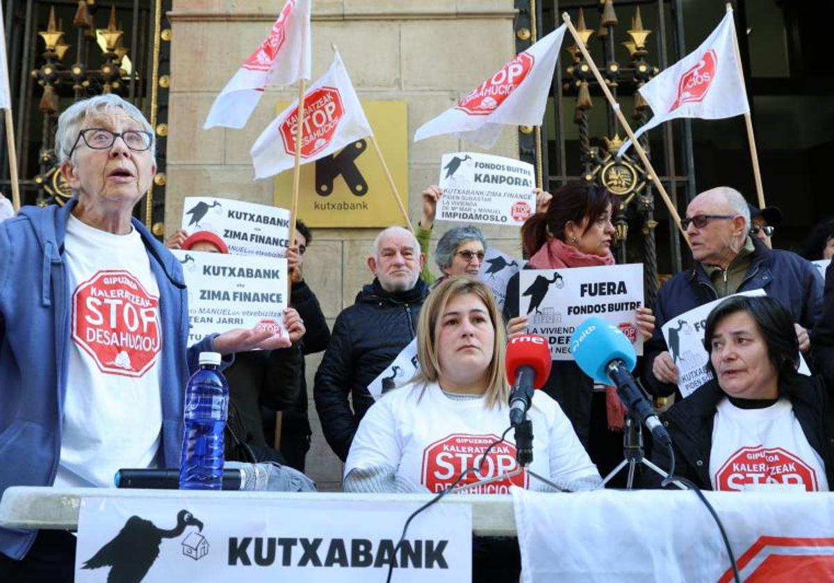 Movilización de Stop Desahucios frente a la sede de Kutxabank en Donostia.
