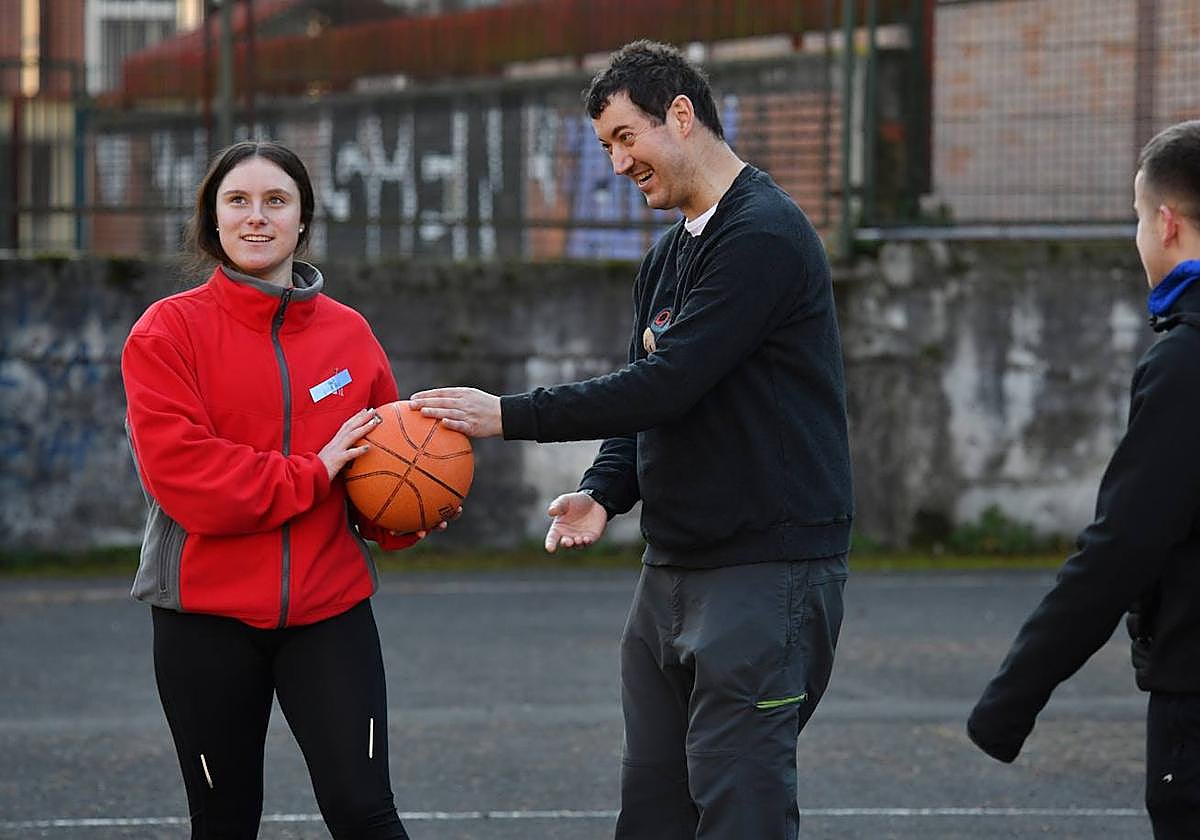 El baloncesto es la actividad con la que más se divierten en el patio de Easo intentando encestar el balón.