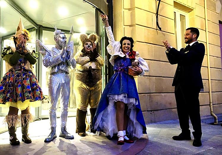 La diosa Momo saluda desde el Hotel María Cristina, que será su 'hogar' durante las fiestas.