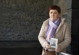 Mari Carmen Mendizabal sostiene la foto de su marido, Luis Mari Sukia.