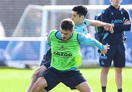 Gorosabel protege un balón en la sesión de este martes presionado por Carlos Fernández.