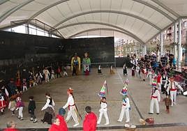 Los participantes del carnaval popular desfilan en el Atano txiki.