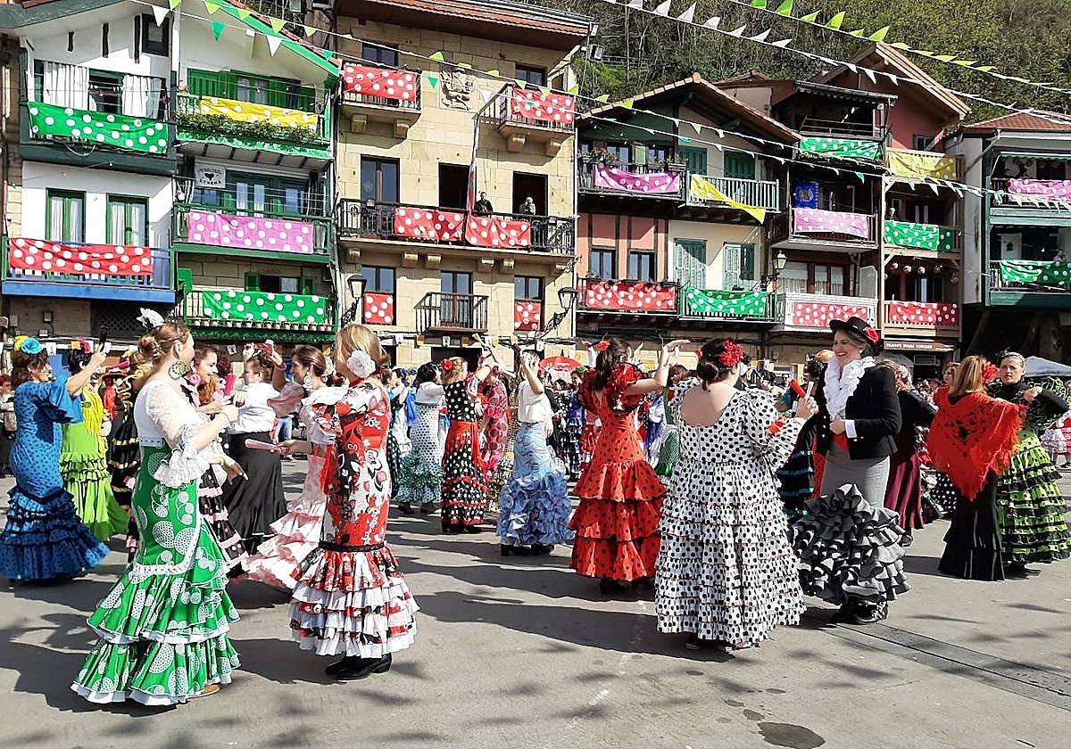 La feria de abril fue el tema elegido por todo Donibane en su última edición del Carnaval, en 2020.