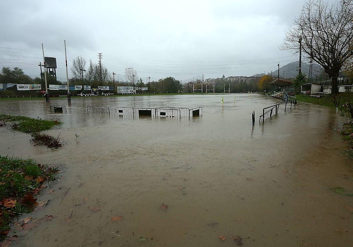 El campo de rugby de Hernani, en las inundaciones del río Urumea de 2021.