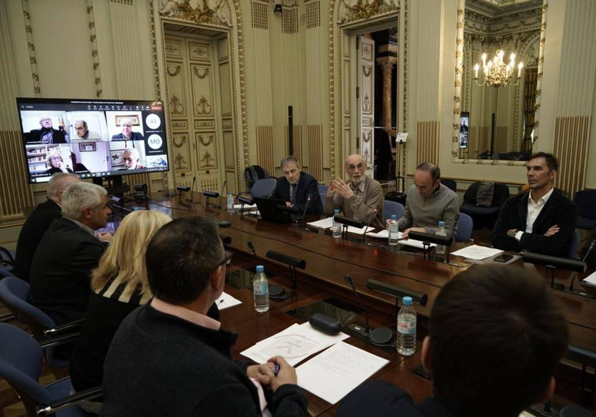 Tomás Caballero, Martín Alonso y Javier Merino, a la derecha, ayer en la reunión con colectivos de víctimas.