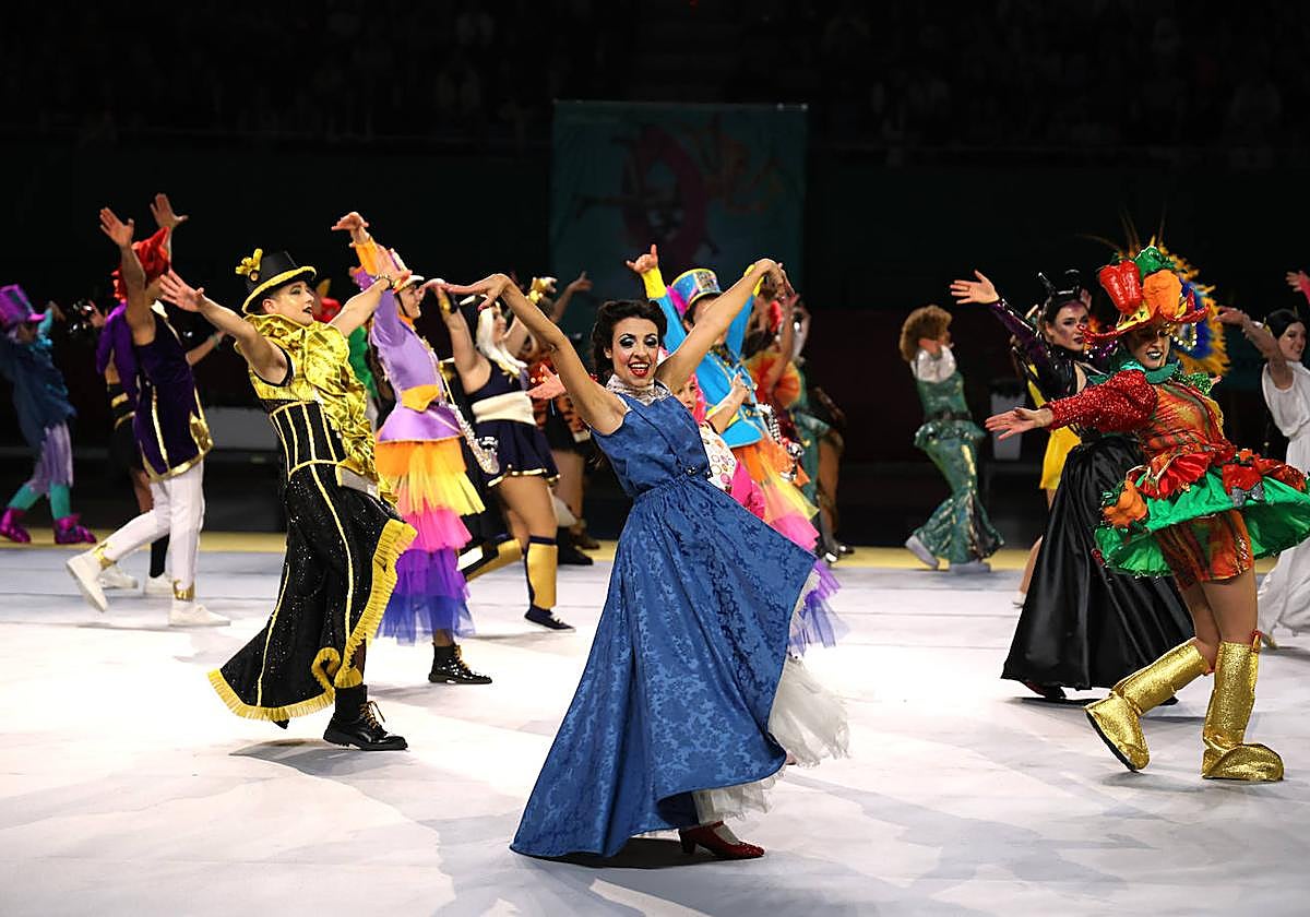 Mónica Larreina, Diosa Momo 2023, bailó junto a las comparsas que se presentaron en Illunbe.