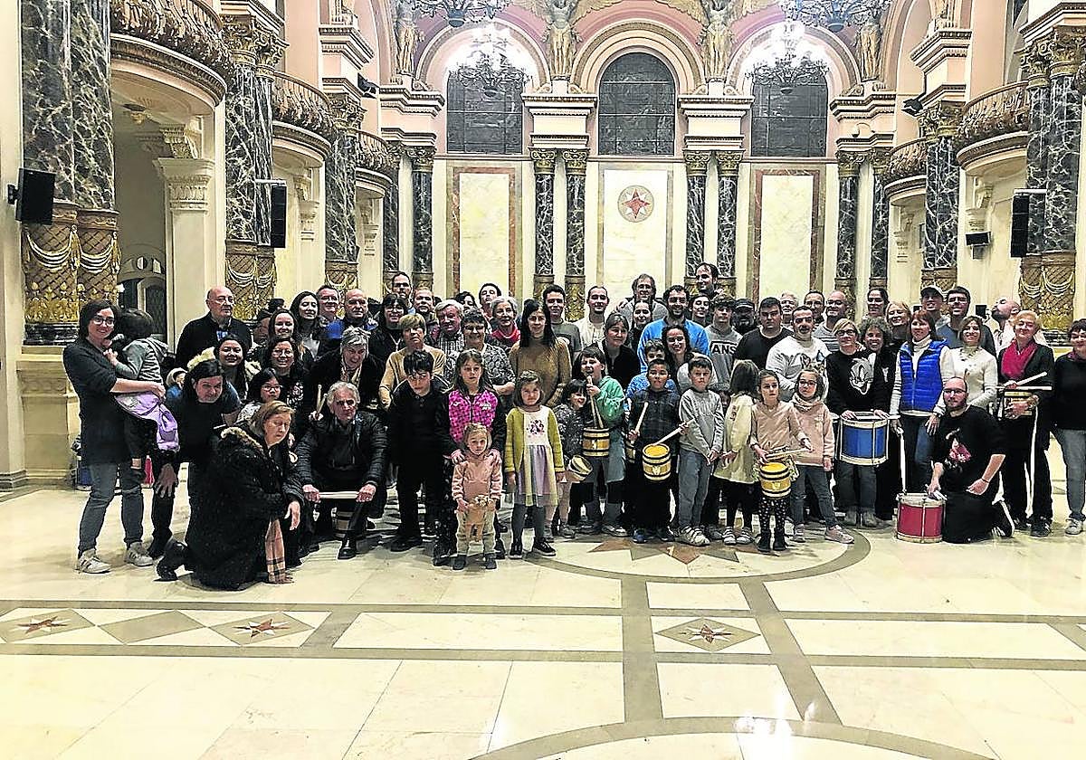 Los componentes de la Comparsa de los Percebes tras el ensayo en el salón de plenos.