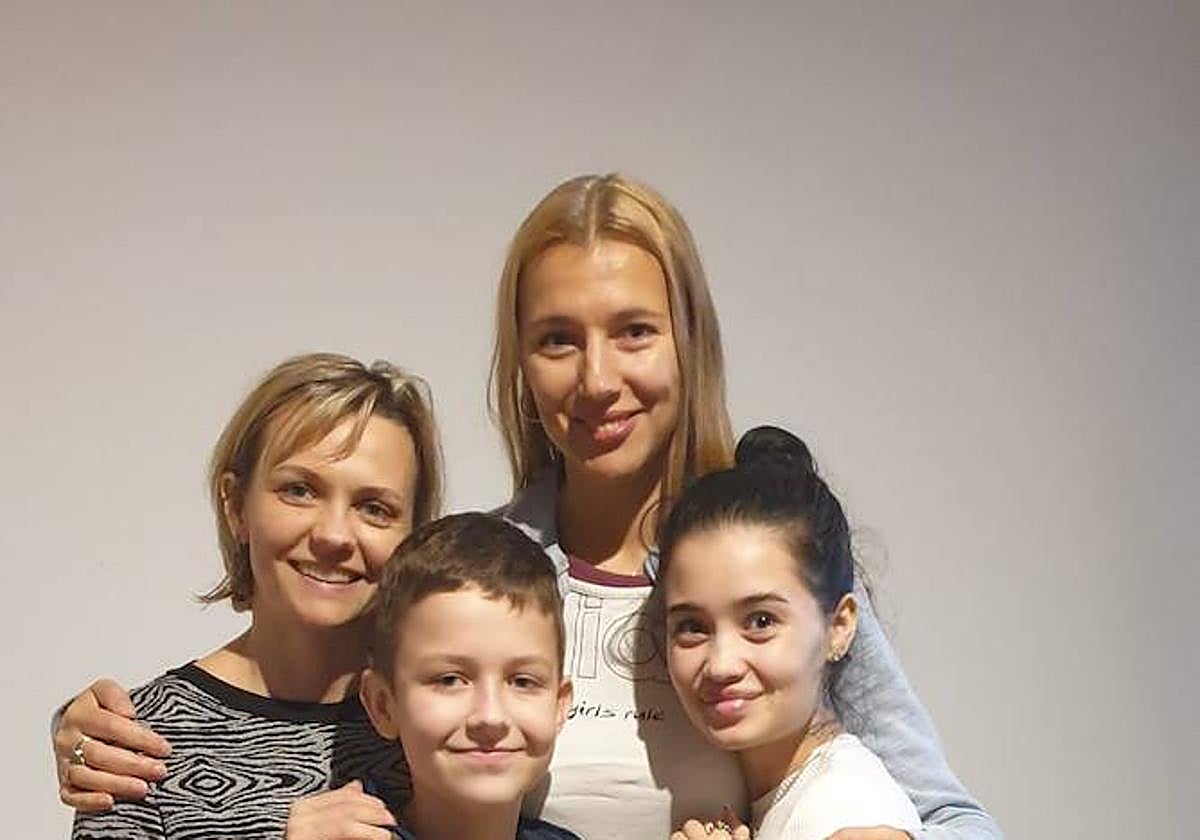 Olga Tshysevska, la segunda por la derecha, junto a la familia ucraniana que acogió en Donostia.