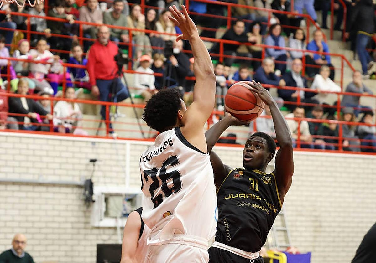 Narre Njie lanza por encima de Ogunsipe, este viernes en Azpeitia.