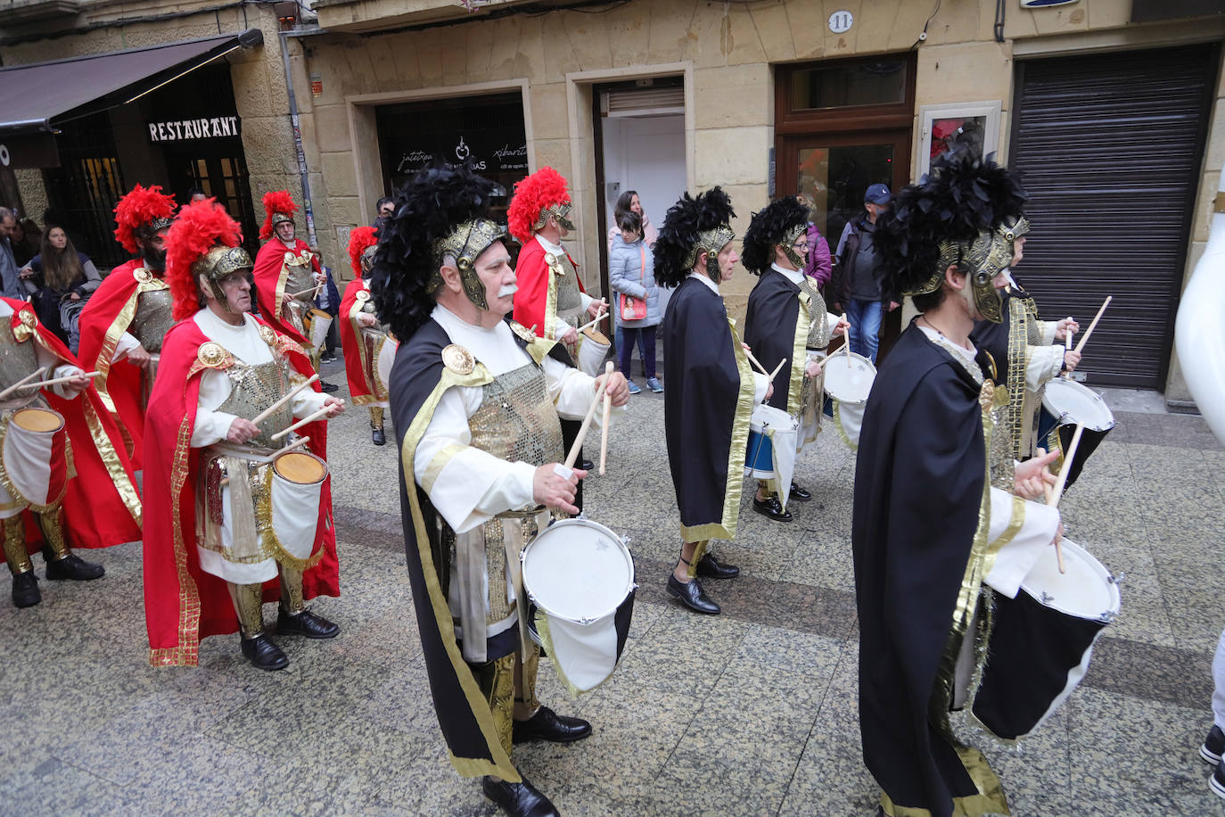 Gallos, Jardineros y Bebés ponen el color en Donostia