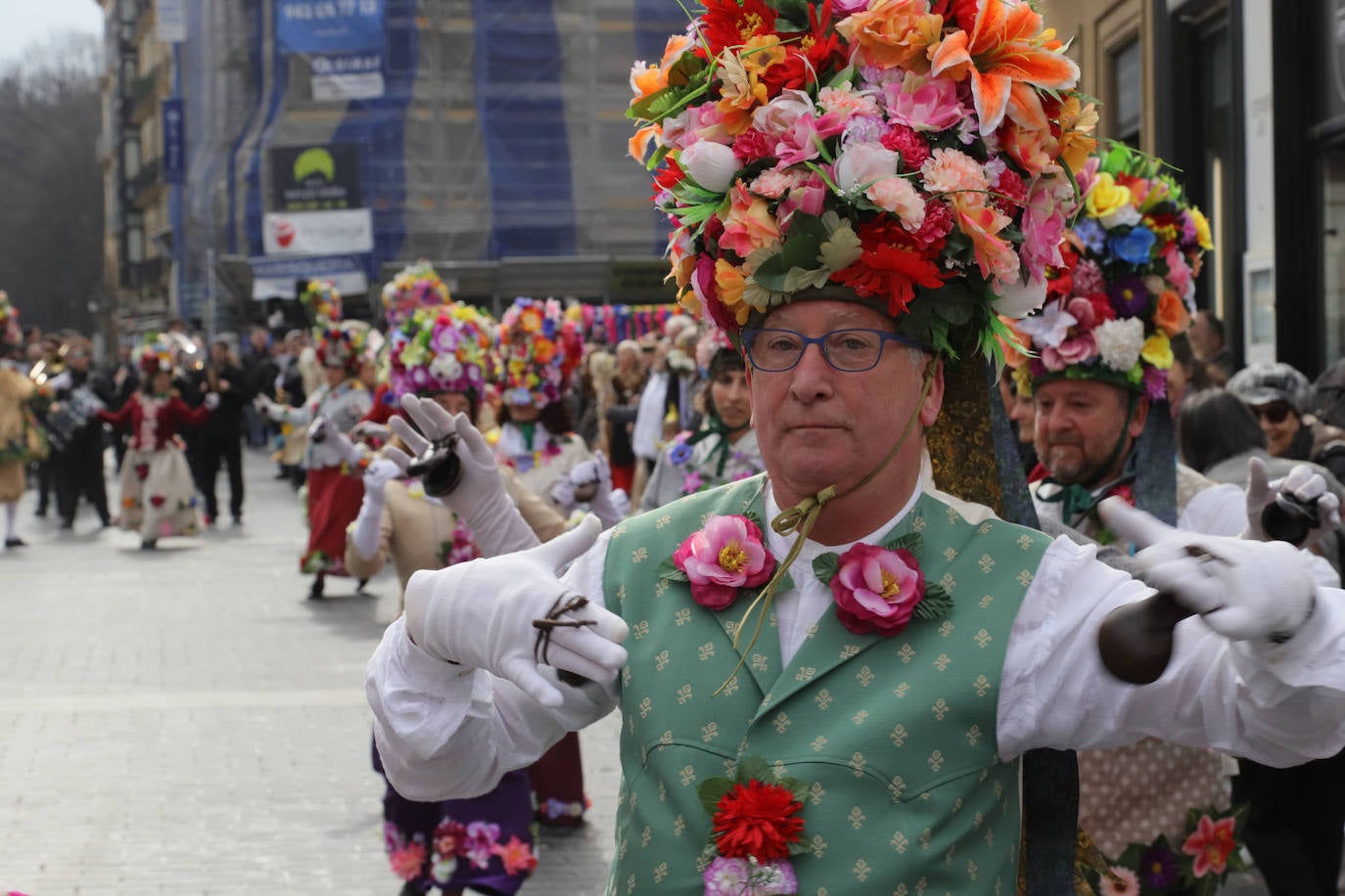 Gallos, Jardineros y Bebés ponen el color en Donostia