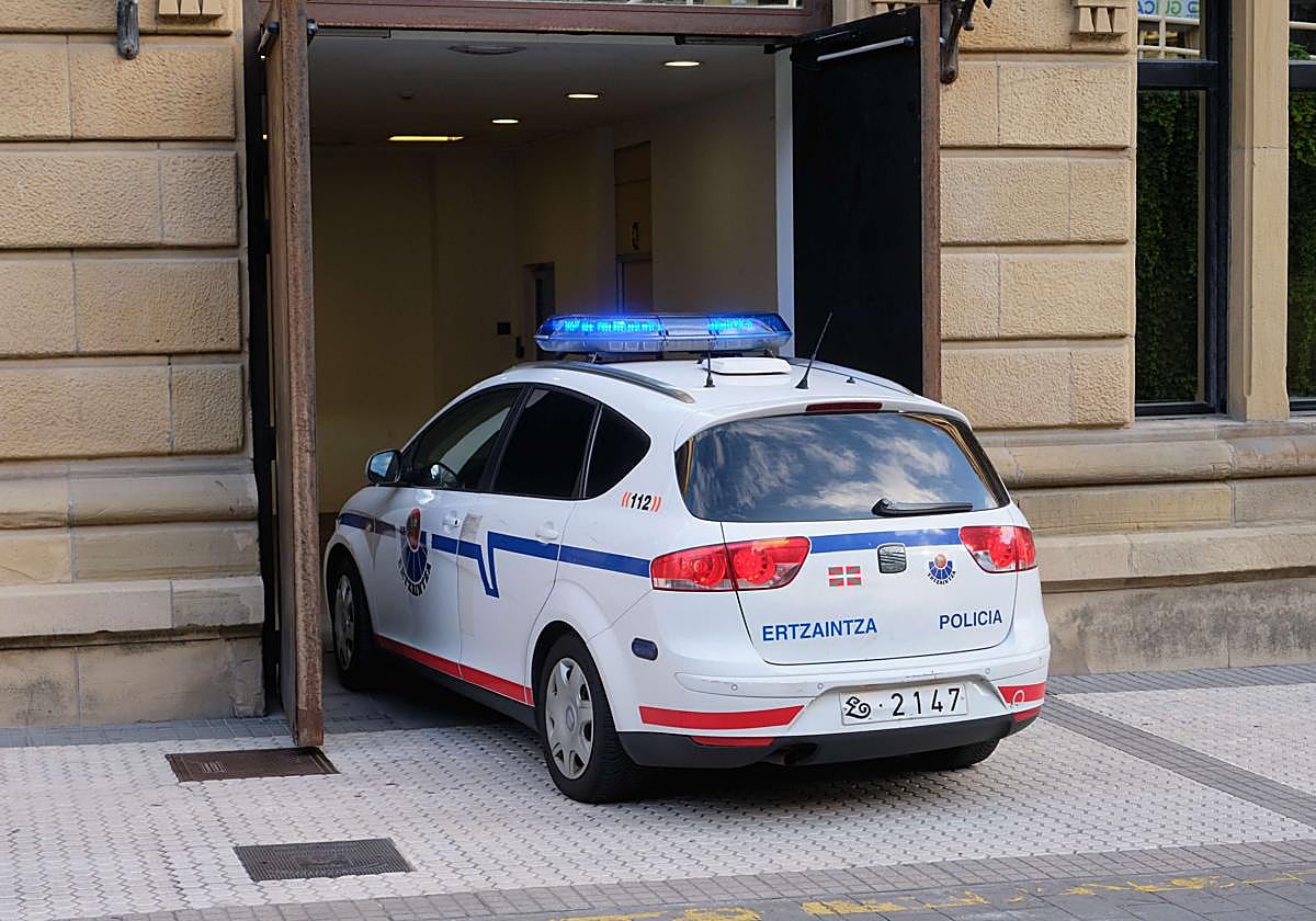 Un vehículo de la Ertzaintza entrando en la Audiencia Provincial.