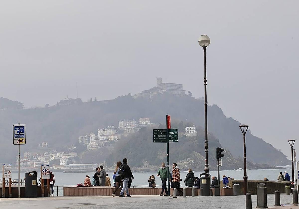 El cielo ha estado mayormente nublado en Donostia esta mañana.