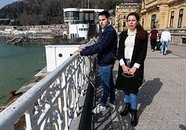 Iker Coca y Fátima Hacine-Bacha, hermano y madre de Santi Coca, cerca del lugar en el que fue agredido.