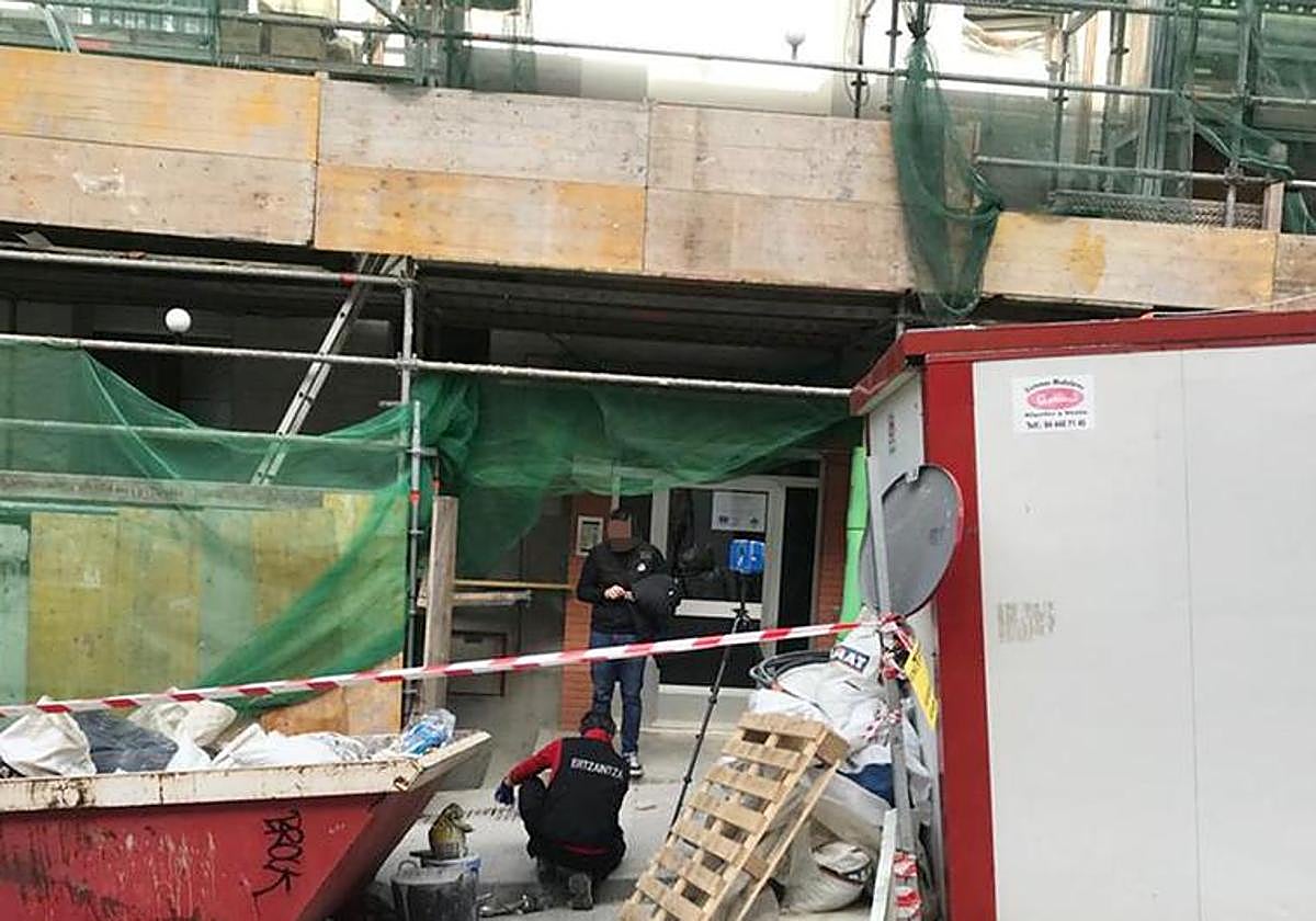 Agentes de la Policía Científica de la Ertzaintza toman mediciones para ofrecer una explicación técnica a la caída.