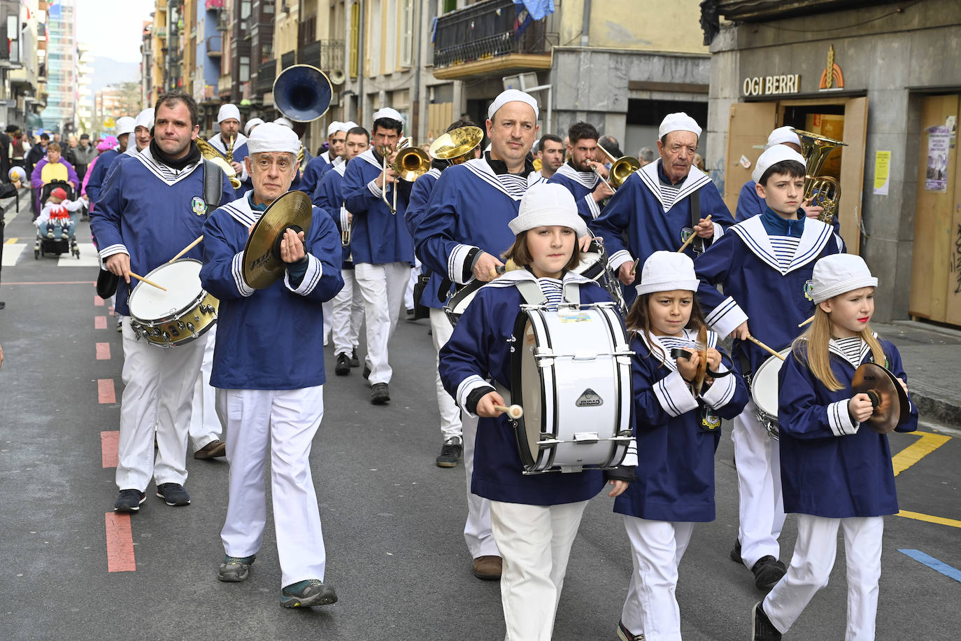 Asteartita pone el broche final a los carnavales de Tolosa