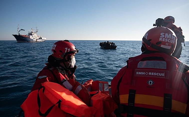 Imagen principal - El &#039;Aita Mari&#039; rescata a otras 40 personas en el Mediterráneo