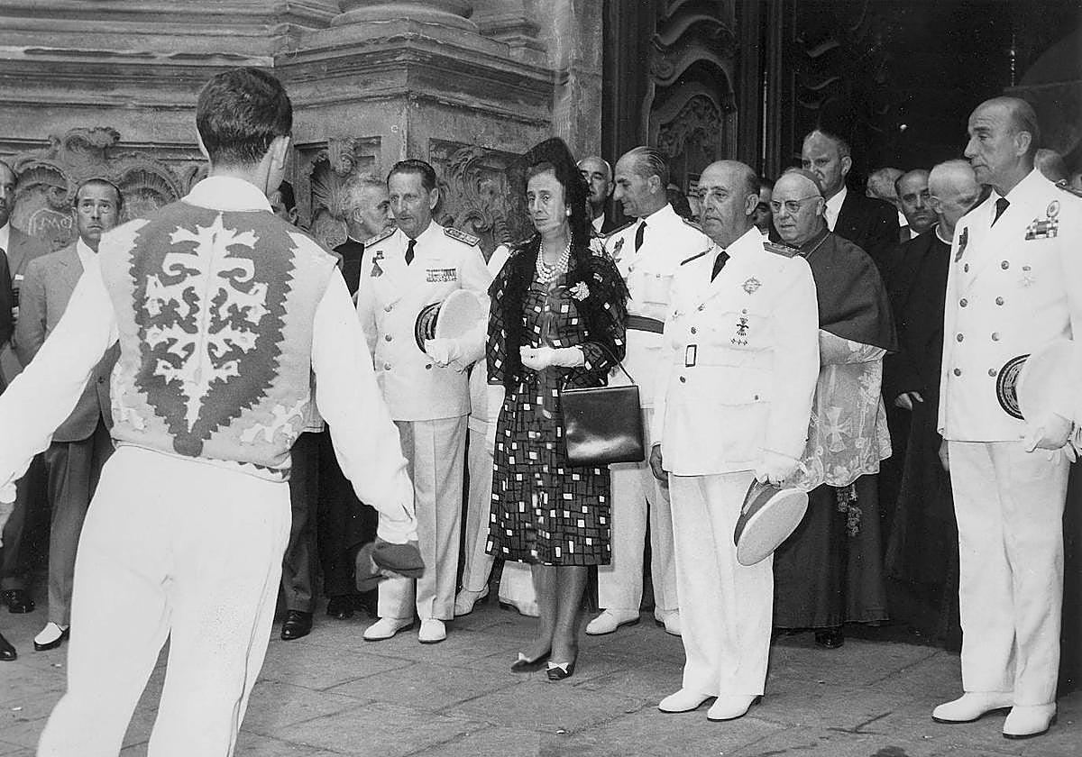 Francisco Franco y Carmen Polo, a la salida de la basílica de Santa María.