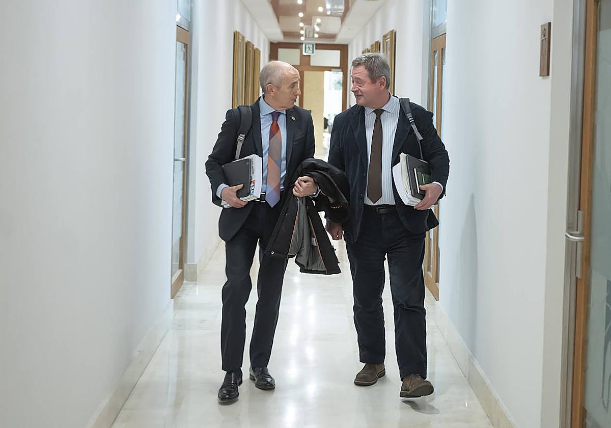 Los consejeros Josu Erkoreka y Bingen Zupiria, este martes.