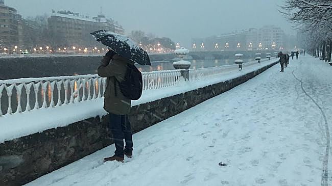 Imagen antes - Varios centímetros de nieve se acumularon en las aceras