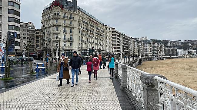 Imagen después - La playa de la Concha amaneció cubierta de blanco
