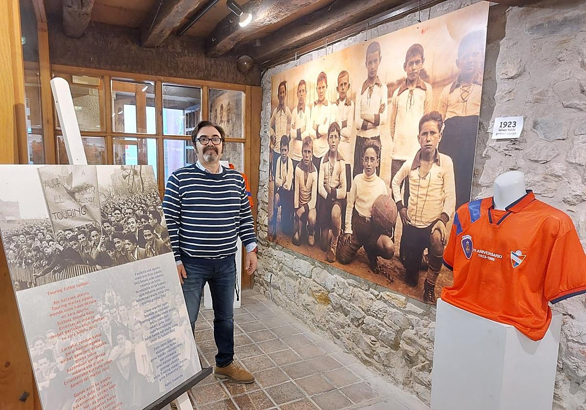 El fotógrafo Iñaki Erkizia, junto a la primera plantilla de 1923.