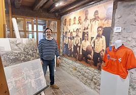 El fotógrafo Iñaki Erkizia, junto a la primera plantilla de 1923.