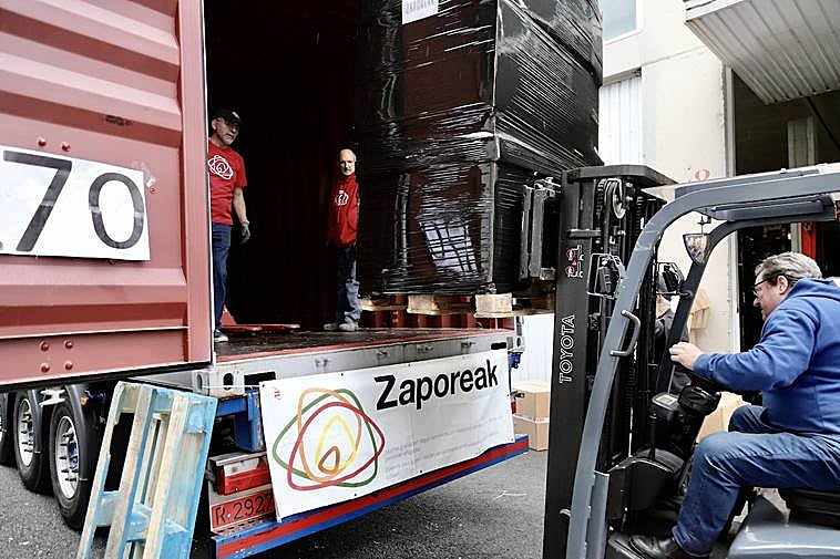 Voluntarios de Zaporeak cargan el tráiler que partirá a Siria