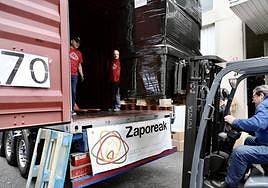 Voluntarios de Zaporeak cargan el tráiler que partirá a Siria