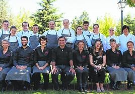 Ángel y su nutrido equipo de La Vieja Bodega posan en los acogedores jardines de este reconocido restaurante de Casalarreina.