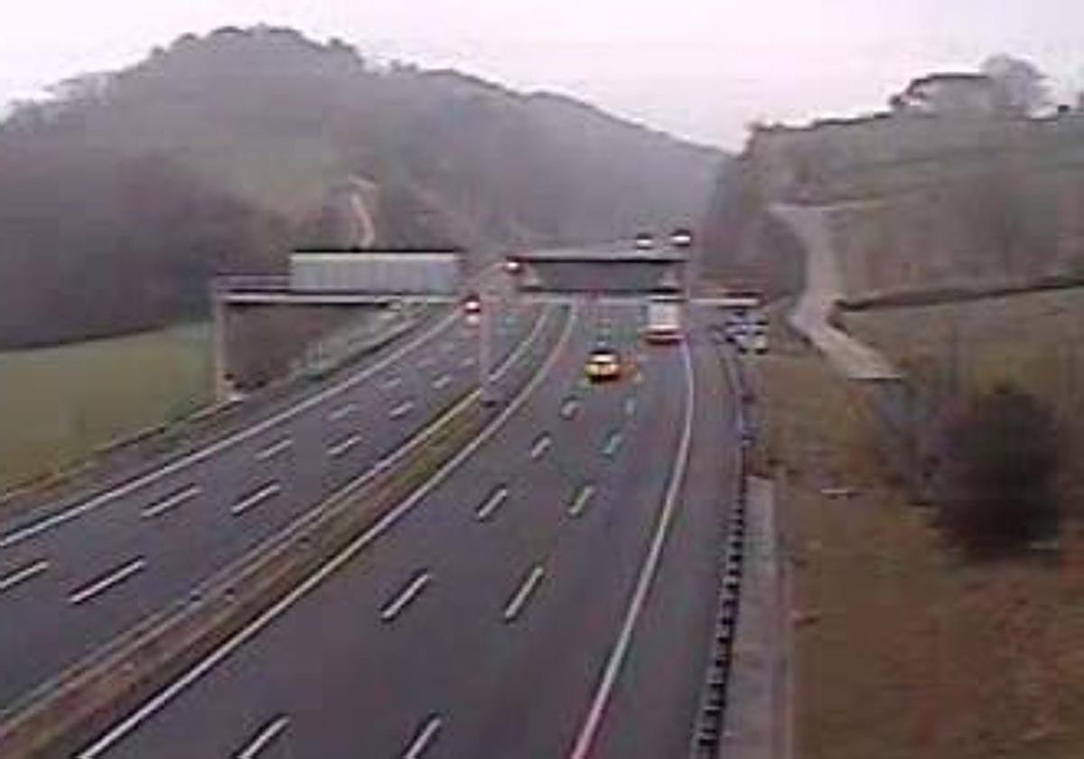 Dos accidentes con hasta siete vehículos implicados generan atascos en la AP-8 y la A-636