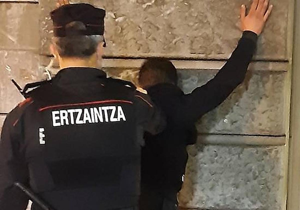 Se cuela en una casa por un andamio para robar de madrugada y con un arma de juguete en Donostia