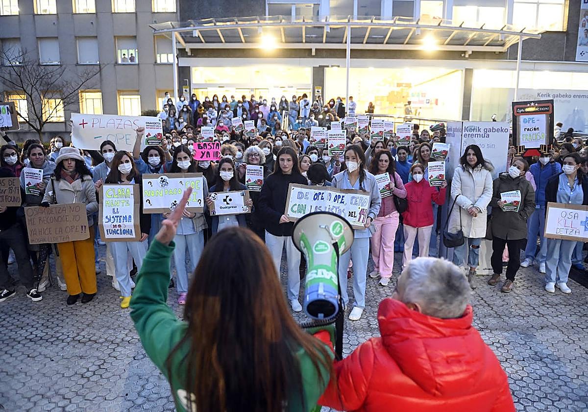 Una de las numerosas concentraciones que en las últimas semanas se ha llevado a cabo a las puertas del Hospital Donostia.
