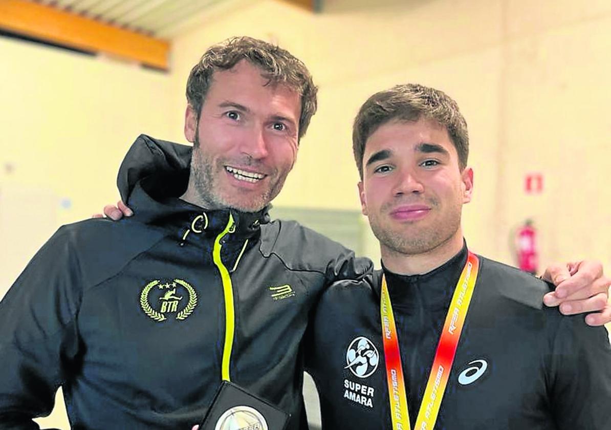 Gorka Zuazo posa junto a su pupilo Iker Arozena trasel Campeonato de España del pasado sábado, disputado en Gallur (Madrid).