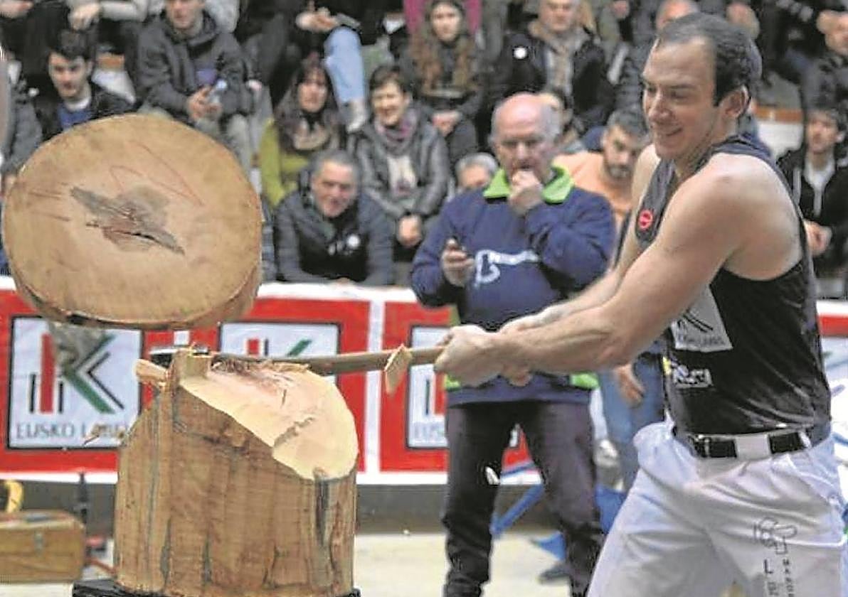 Jon Redondo, en pleno esfuerzo en el corte vertical.