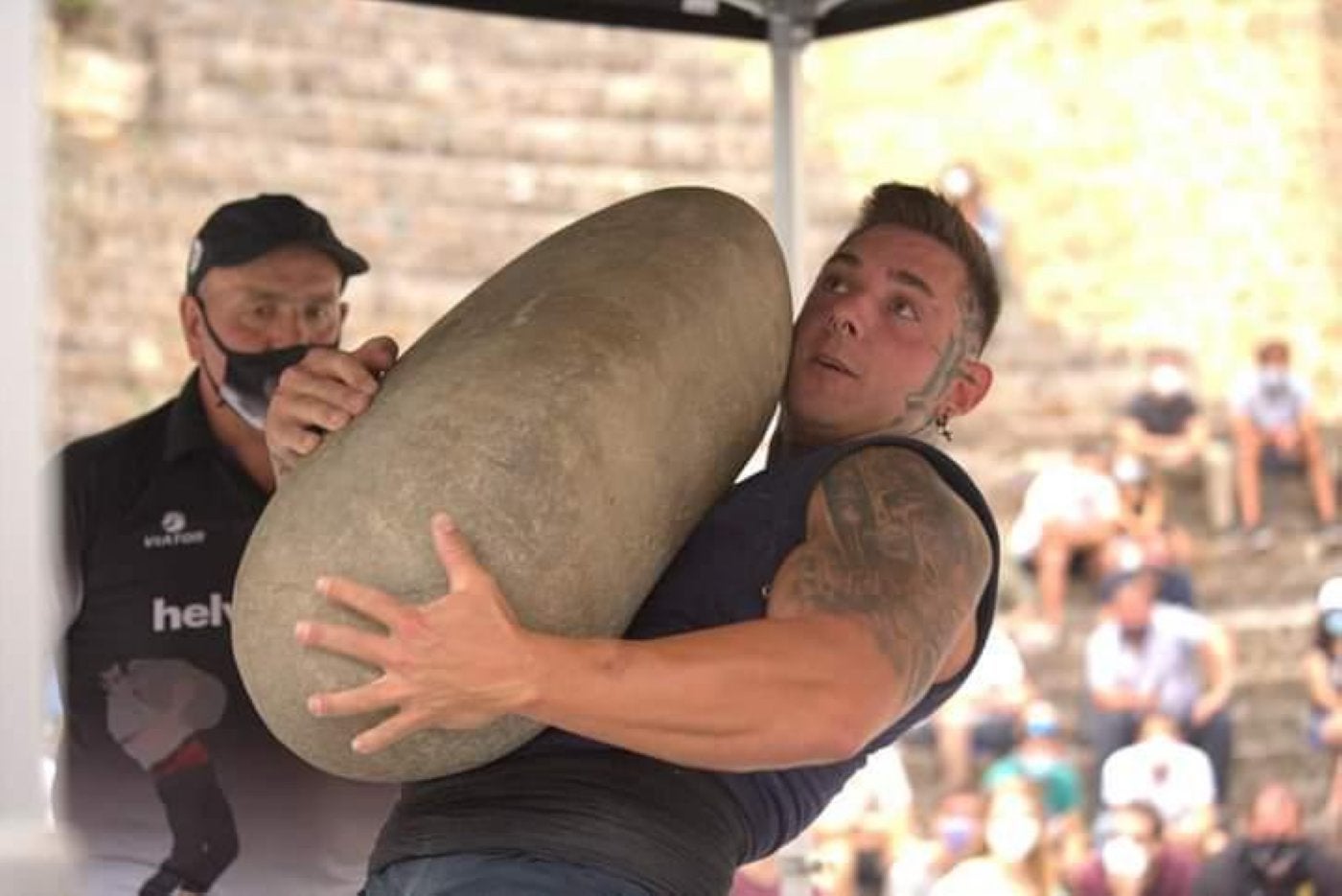 Paulo Azpiazu, en pleno esfuerzo acompañado por Izeta II, su preparador.
