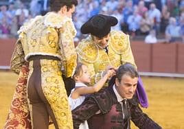 El diestro en el momento de cortarse la coleta.