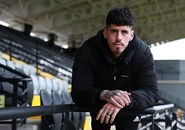 Antonio Montoro posa en la renovada tribuna del Stadium Gal antes de un entrenamiento.