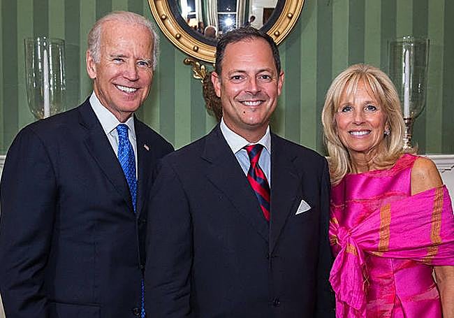 El promotor del homenaje, Rafael Anchía, con los Biden.
