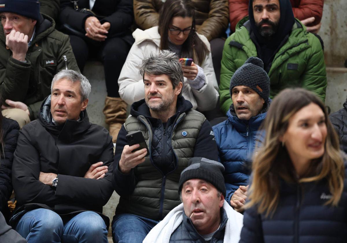 Carlos Checa, junto a Igor Astarlos en las gradas del frontón Txikuri.