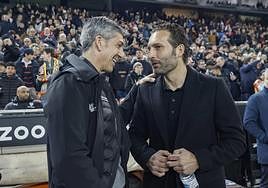 Imanol Alguacil y Rubén Baraja se saludan antes del partido.