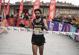 Unai Arroyo cruza la línea de meta de la plaza de San Juan como campeón en la categoría masculina.