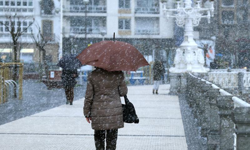 Nieve en la playa de La Concha