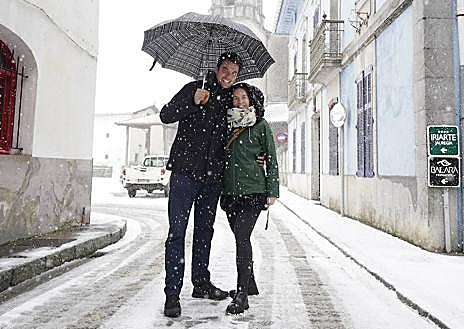 Imagen secundaria 1 - En el restaurante Letea, en Errezil, la nieve no impidió que Eli Uribetxebarria recibiera a los clientes habituales. Julián Rodríguez y Cati Neus Pascual, recuperados del susto tras quedarse en una cuneta con el coche. Joseba Otaño lamentaba que el hielo hiciera patinar las carretillas de la empresa.