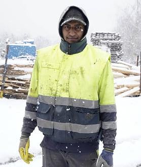 Imagen secundaria 2 - En el restaurante Letea, en Errezil, la nieve no impidió que Eli Uribetxebarria recibiera a los clientes habituales. Julián Rodríguez y Cati Neus Pascual, recuperados del susto tras quedarse en una cuneta con el coche. Joseba Otaño lamentaba que el hielo hiciera patinar las carretillas de la empresa.