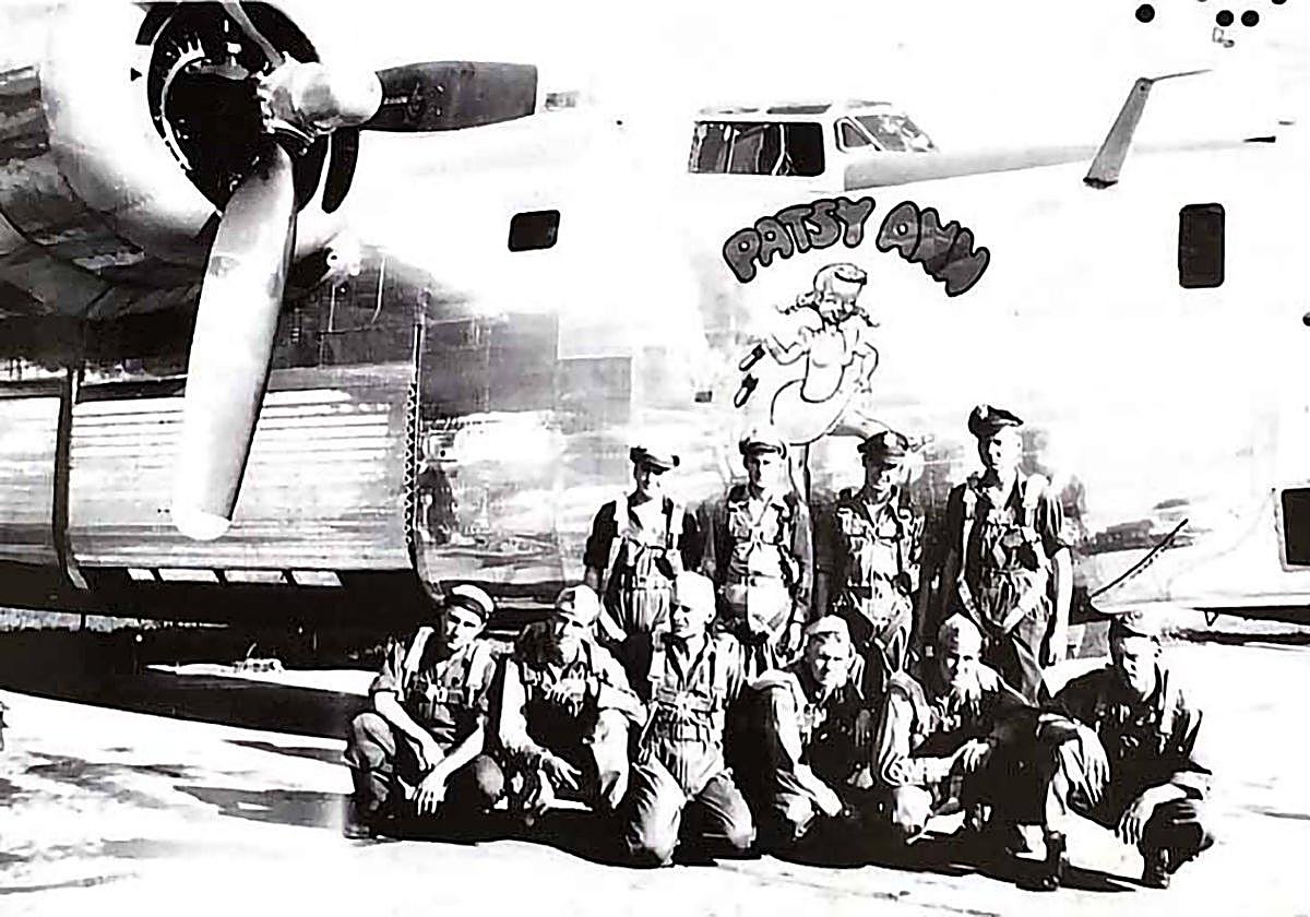 Garde, segundo por la izquierda en la fila de abajo, junto al resto de los tripulantes del B-24. Seis de ellos morirían al ser derribado el avión cerca de Viena.