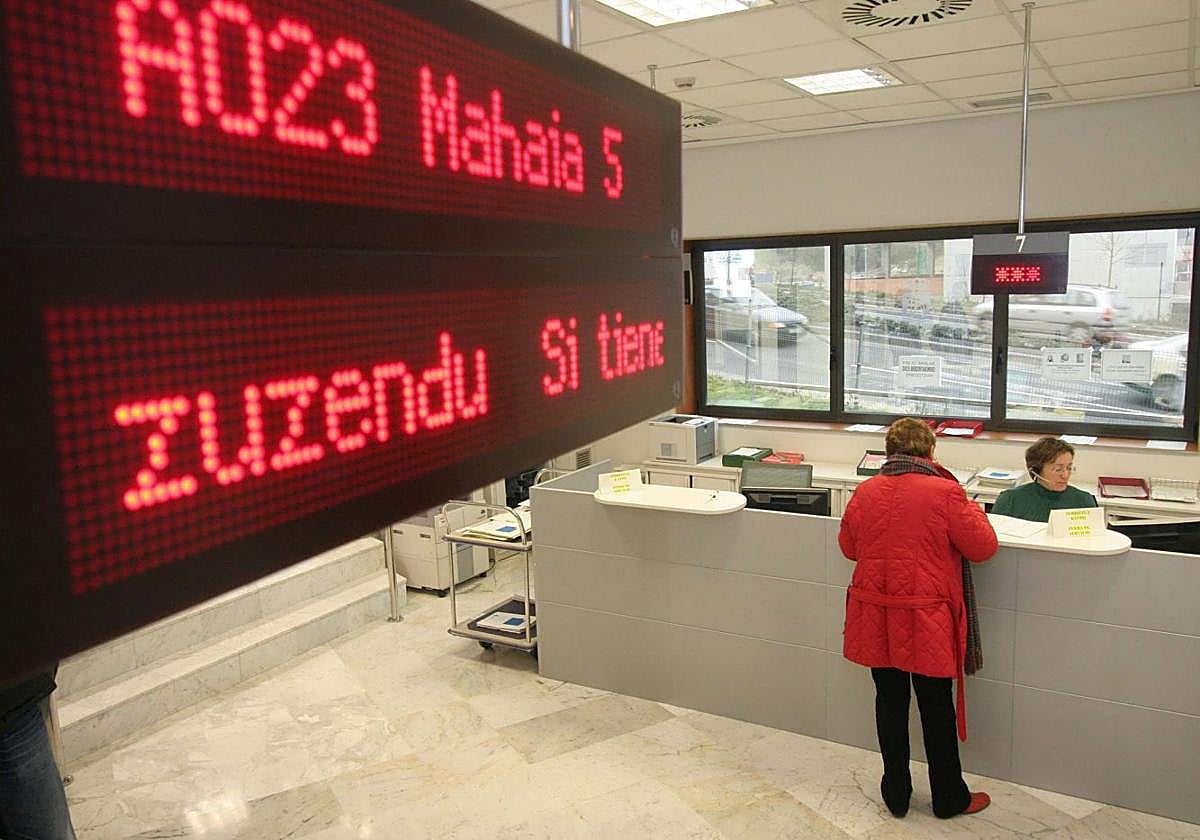 Una mujer solicita información en un centro de servicios sociales de San Sebastián.